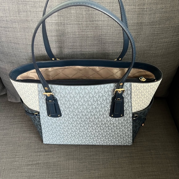 NWT MICHAEL KORS VOYAGER EW TOTE HANDBAG - Picture 4 of 10